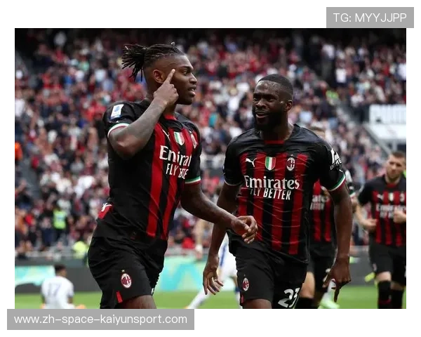 AC米兰前锋莱奥造访职业生涯起点葡乙俱乐部阿莫拉